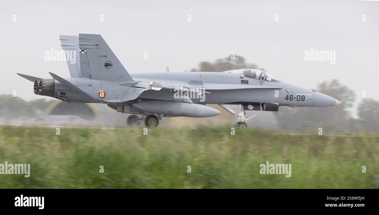 Espagnol F-18 Fighter Jet Flying pendant l'exercice Iniochos en Grèce Banque D'Images