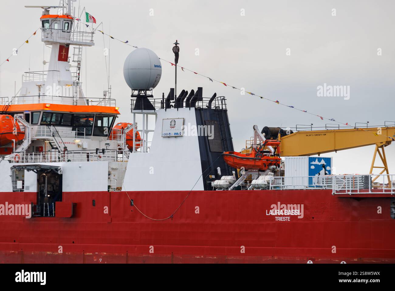 Trieste, Italie - 27 septembre 2024 : le Laura Bassi, anciennement Polar Queen et le RRS Ernest Shackleton, le navire de recherche brise-glace accosté à Triest Banque D'Images Trieste, Italie - 27 septembre 2024 : le Laura Bassi, anciennement Polar Queen et le RRS Ernest Shackleton, le navire de recherche brise-glace accosté à Triest Banque D'Images