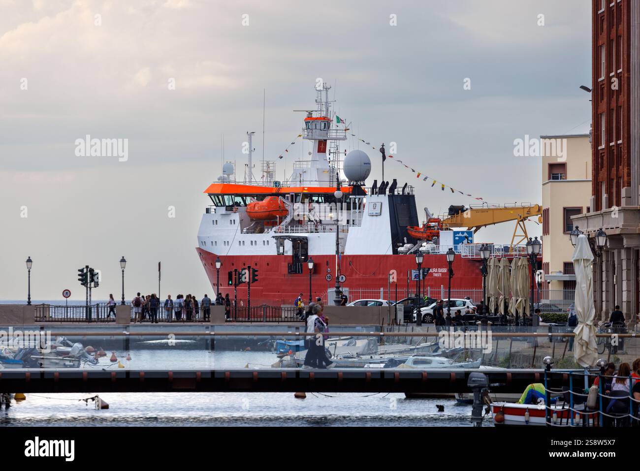 Trieste, Italie - 27 septembre 2024 : le Laura Bassi, anciennement Polar Queen et le RRS Ernest Shackleton, le navire de recherche brise-glace accosté à Triest Banque D'Images Trieste, Italie - 27 septembre 2024 : le Laura Bassi, anciennement Polar Queen et le RRS Ernest Shackleton, le navire de recherche brise-glace accosté à Triest Banque D'Images