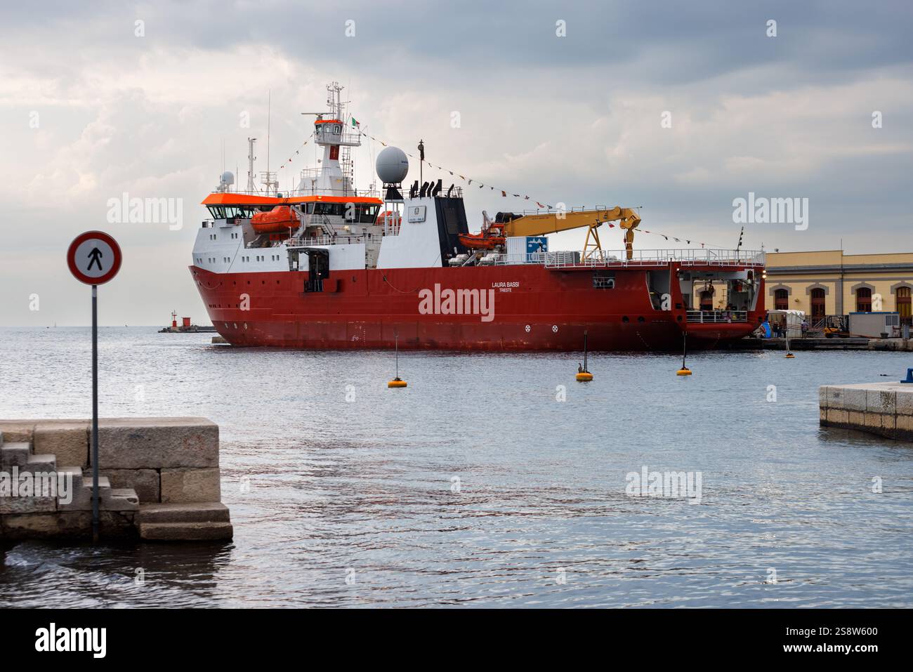 Trieste, Italie - 27 septembre 2024 : le Laura Bassi, anciennement Polar Queen et le RRS Ernest Shackleton, le navire de recherche brise-glace accosté à Triest Banque D'Images Trieste, Italie - 27 septembre 2024 : le Laura Bassi, anciennement Polar Queen et le RRS Ernest Shackleton, le navire de recherche brise-glace accosté à Triest Banque D'Images