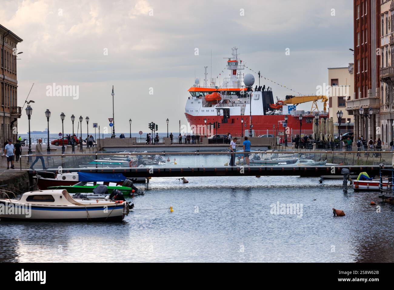 Trieste, Italie - 27 septembre 2024 : le Laura Bassi, anciennement Polar Queen et le RRS Ernest Shackleton, le navire de recherche brise-glace accosté à Triest Banque D'Images Trieste, Italie - 27 septembre 2024 : le Laura Bassi, anciennement Polar Queen et le RRS Ernest Shackleton, le navire de recherche brise-glace accosté à Triest Banque D'Images