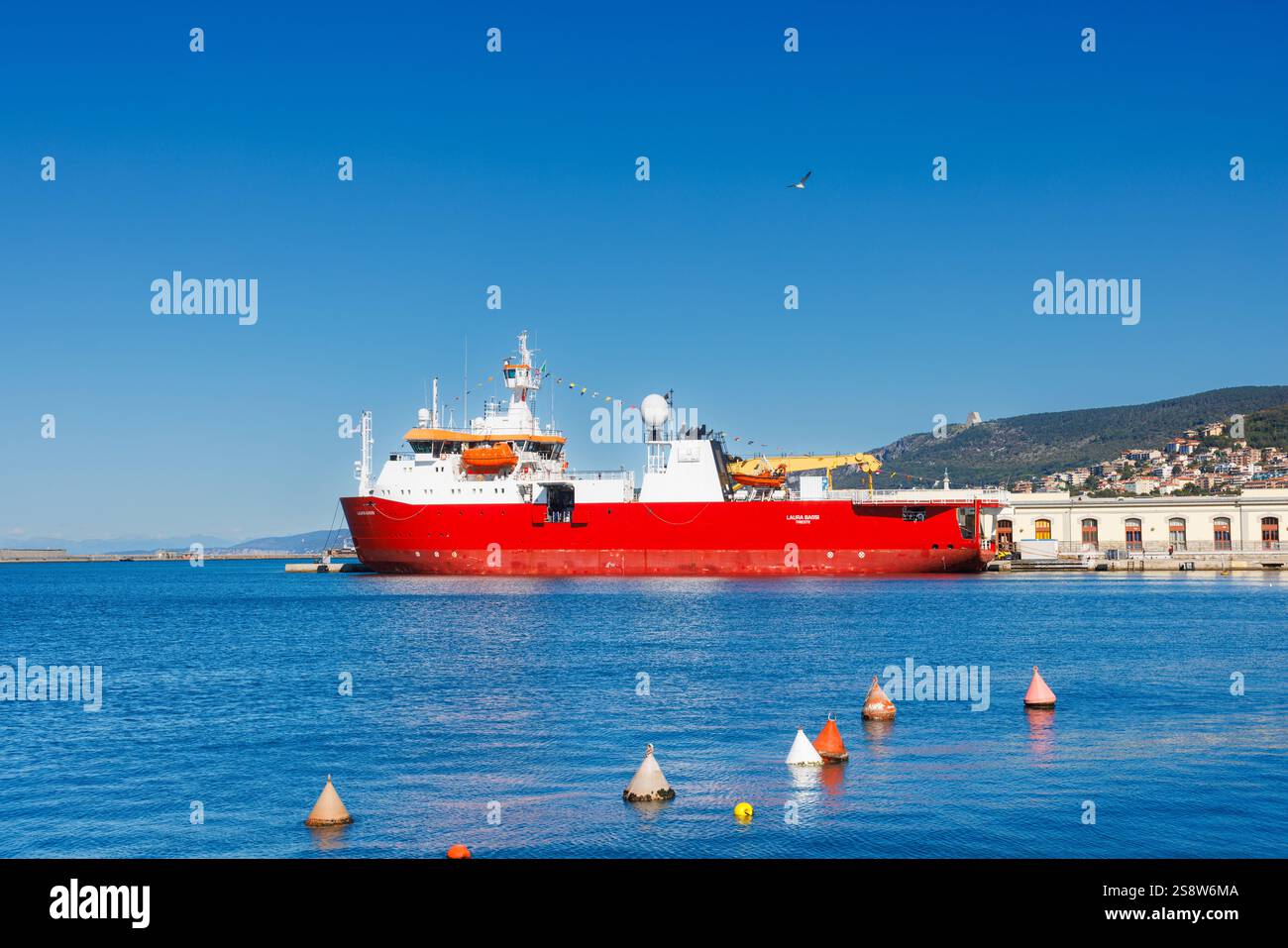 Trieste, Italie - 27 septembre 2024 : le Laura Bassi, anciennement Polar Queen et le RRS Ernest Shackleton, le navire de recherche brise-glace accosté à Triest Banque D'Images Trieste, Italie - 27 septembre 2024 : le Laura Bassi, anciennement Polar Queen et le RRS Ernest Shackleton, le navire de recherche brise-glace accosté à Triest Banque D'Images