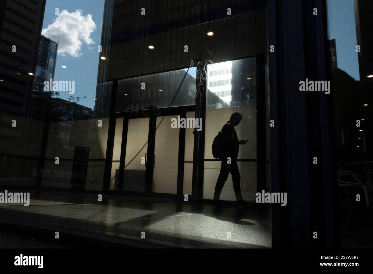 Toronto, Canada. 11 juin 2019. Un nouveau rapport indique que près de la moitié des Canadiens interrogés disent qu'ils ne peuvent pas maintenir leur niveau de vie en raison de l'augmentation des coûts. Un homme marche dans un immeuble de bureaux du centre-ville de Toronto sur une photo du 11 juin 2019. THE CANADIAN PRESS/Graeme Roy Credit : The Canadian Press/Alamy Live News Banque D'Images