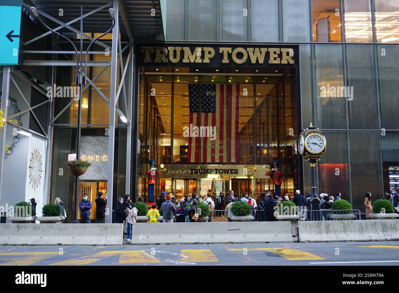 Une foule de personnes alignée devant la Trump Tower sur la 5e Avenue, Manhattan, New York ; gratte-ciel du président américain Donald Trump. Banque D'Images