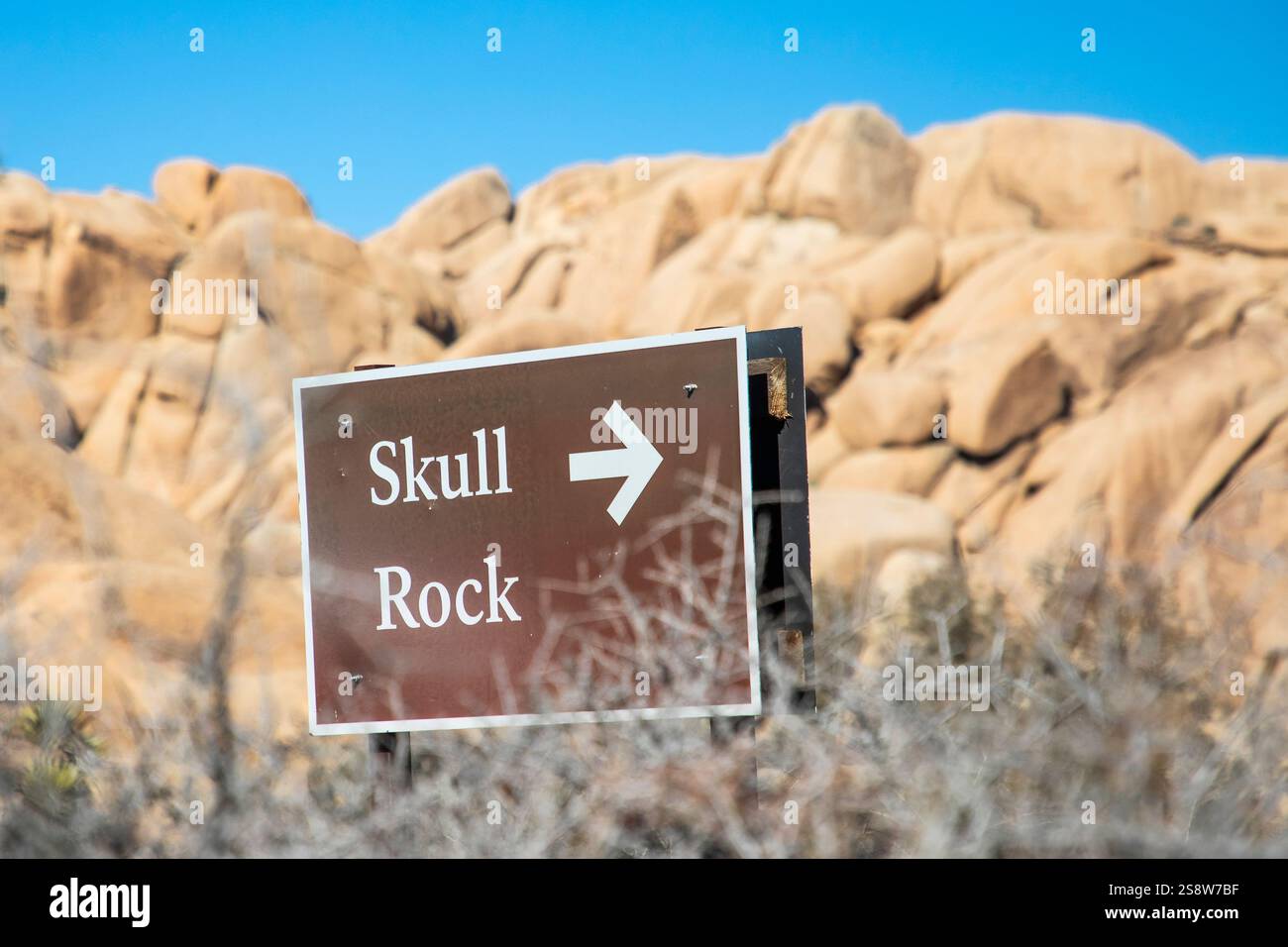 Californie, États-Unis. Signe pour Skull Rock dans le parc national de Joshua Tree. Banque D'Images