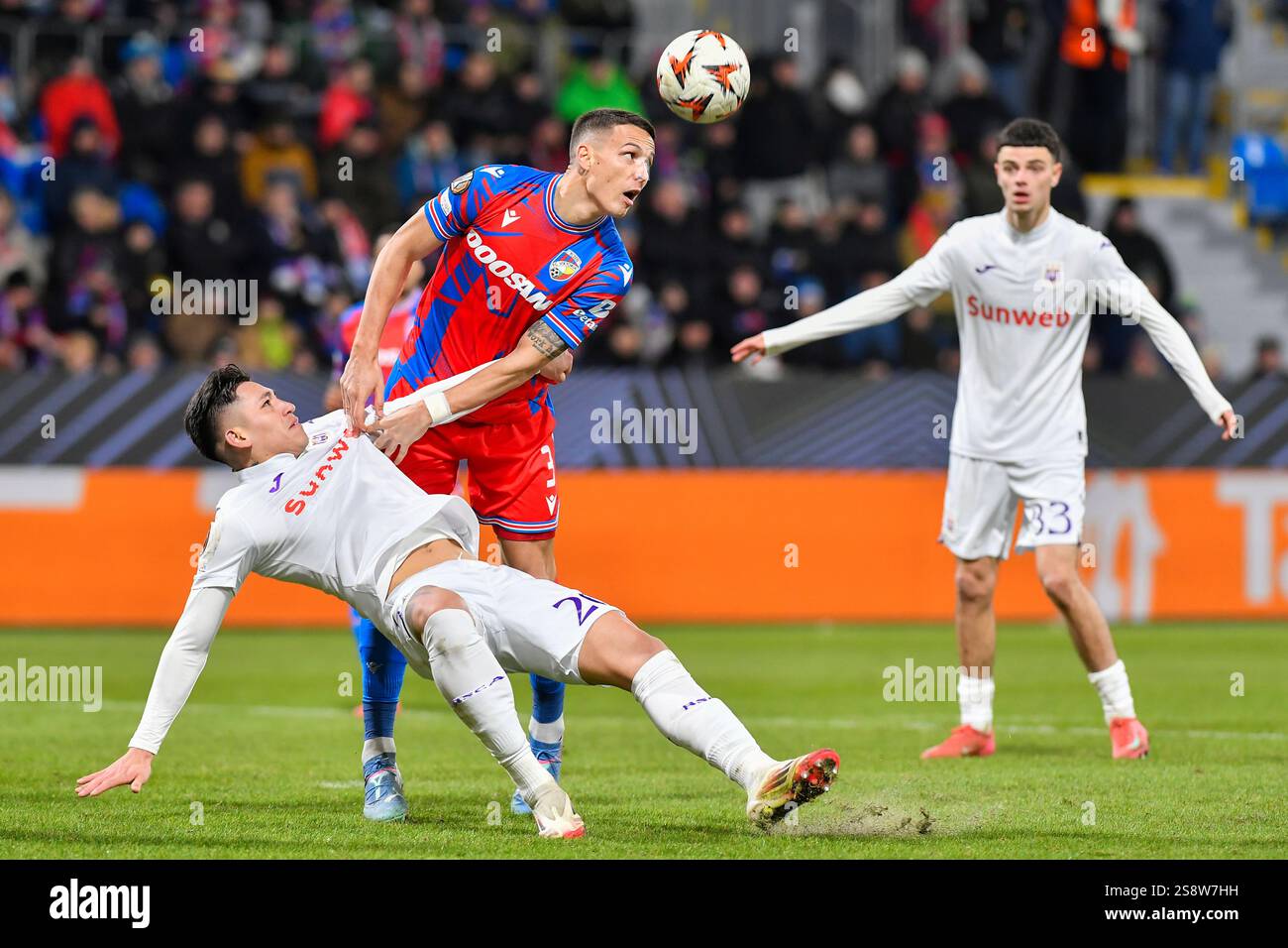 Pilsen, République tchèque. 23 janvier 2025. Luis Vazquez d'Anderlecht, Svetozar Markovic de Pilsen et Tristan Degreef d'Anderlecht en action lors du match de 7e tour de football de la Ligue Europa FC Viktoria Plzen vs RSC Anderlecht Bruxelles à Pilsen, République tchèque, le 23 janvier 2025. Crédit : Miroslav Chaloupka/CTK photo/Alamy Live News Banque D'Images