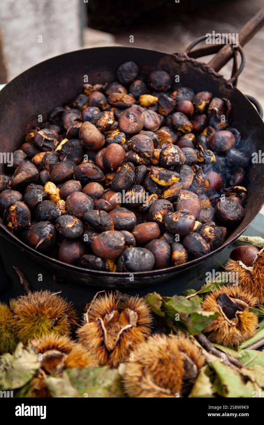 La saveur sucrée et noisette des châtaignes grillées en fait une cuisine de rue italienne populaire, appréciée à la fois chaude et froide tout au long de l'année Banque D'Images