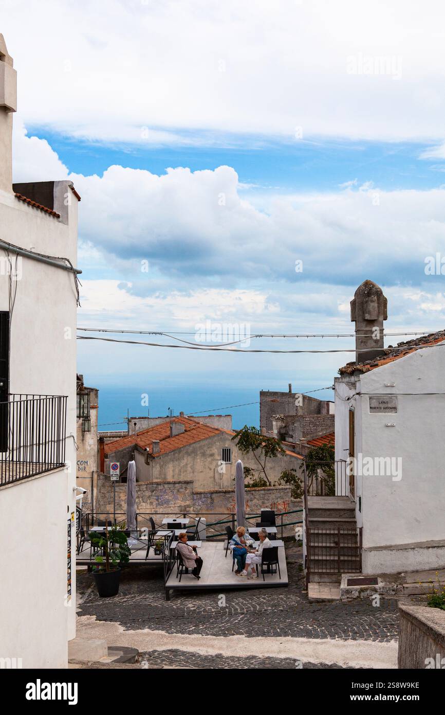 Monte Sant'Angelo, une vieille ville enchanteresse dans les Pouilles, en Italie, est une destination de pèlerinage populaire depuis des siècles Banque D'Images