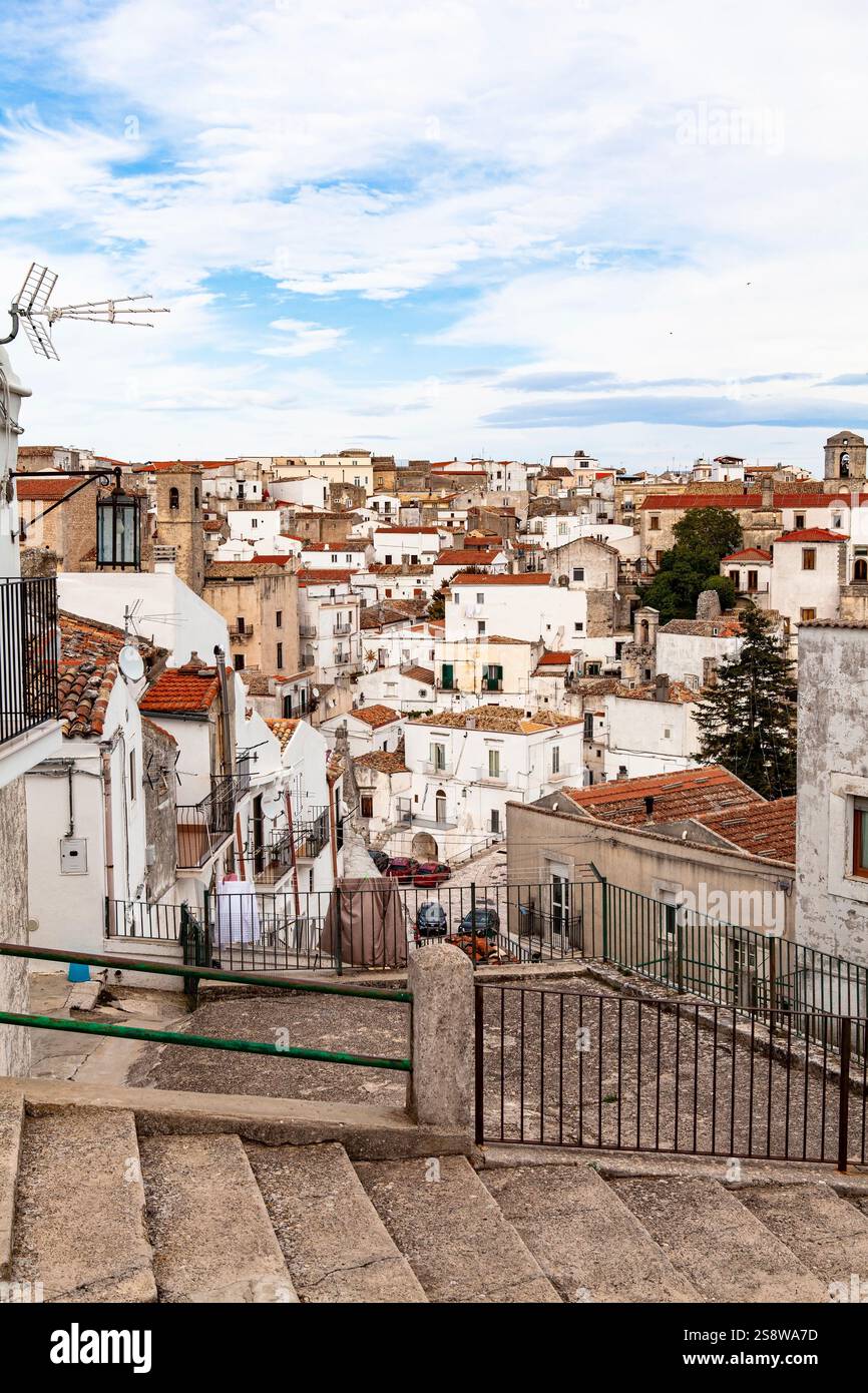 Monte Sant'Angelo, une vieille ville enchanteresse dans les Pouilles, en Italie, est une destination de pèlerinage populaire depuis des siècles Banque D'Images