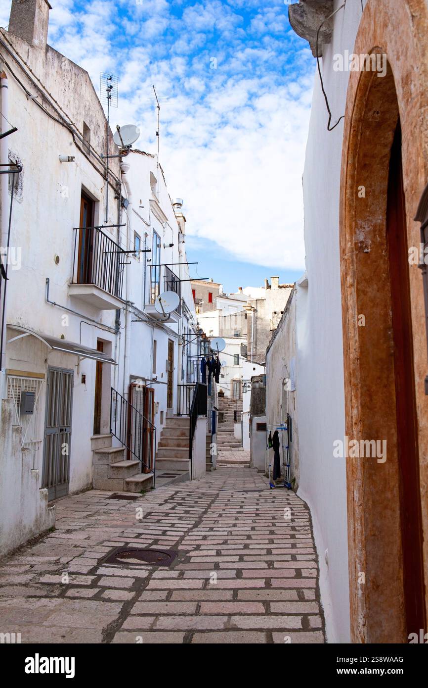 Monte Sant'Angelo, une vieille ville enchanteresse dans les Pouilles, en Italie, est une destination de pèlerinage populaire depuis des siècles Banque D'Images