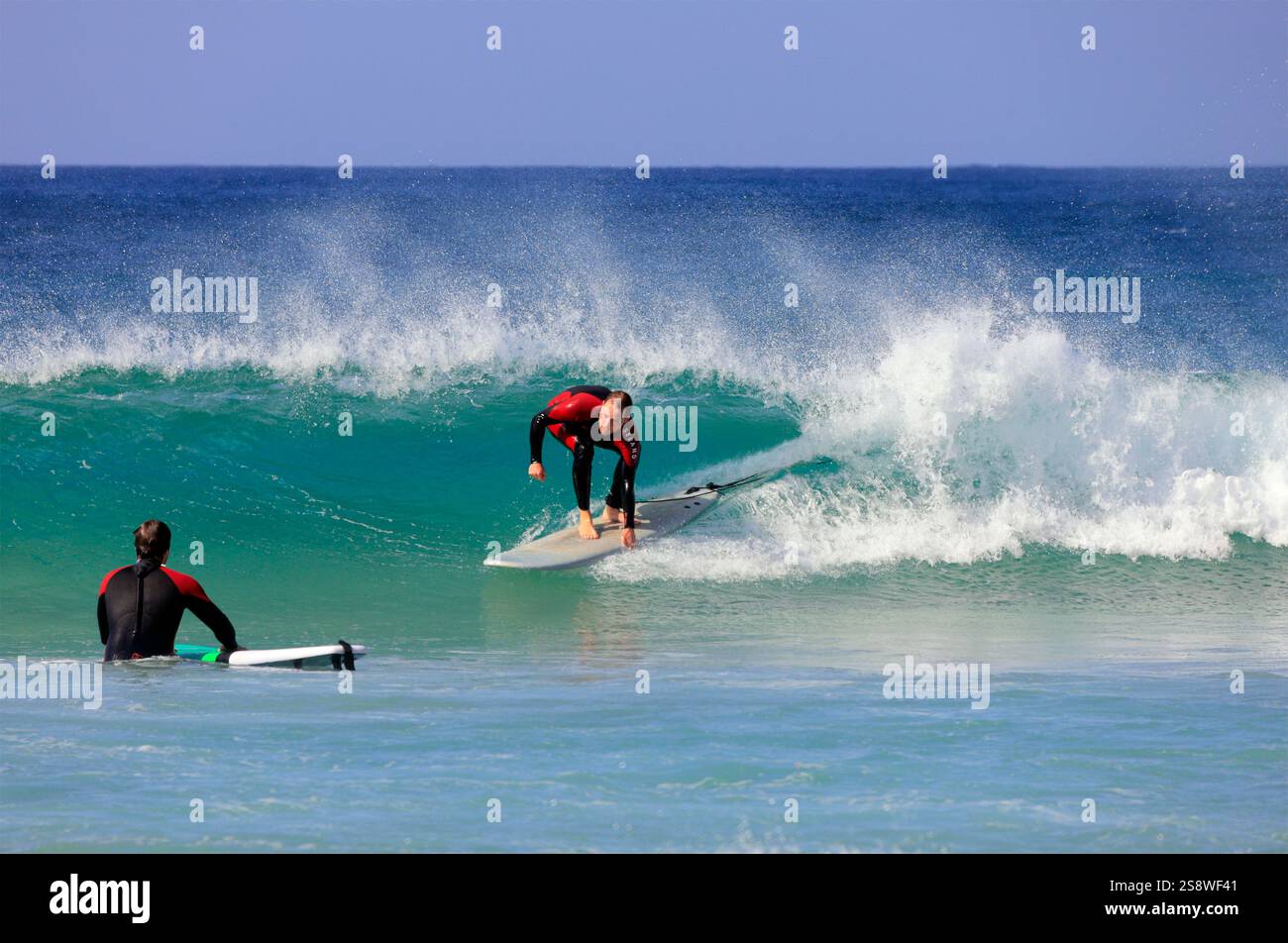 Surfeurs, Piedra Playa, El Cotillo, Fuerteventura, Îles Canaries, Espagne. Prise en novembre 2024 Banque D'Images