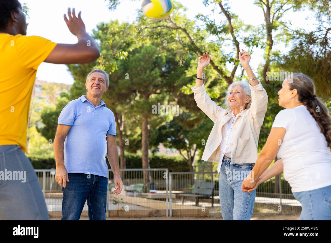 De vieilles multinationales jouent au volley-ball sur une aire de jeux d'été pour les sports au printemps dehors Banque D'Images