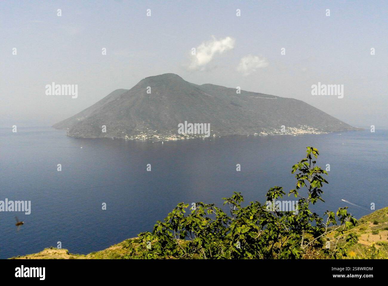Rapport de l'ensemble pour voyager en Sicile avec transport par mer, visite de la ville de Palerme et séjour à Gioiosa Marea à TH Capo Calava Village et excursion à Tindari et Eolie îles Lipari et Vulcano. Sur cette photo Salina Banque D'Images