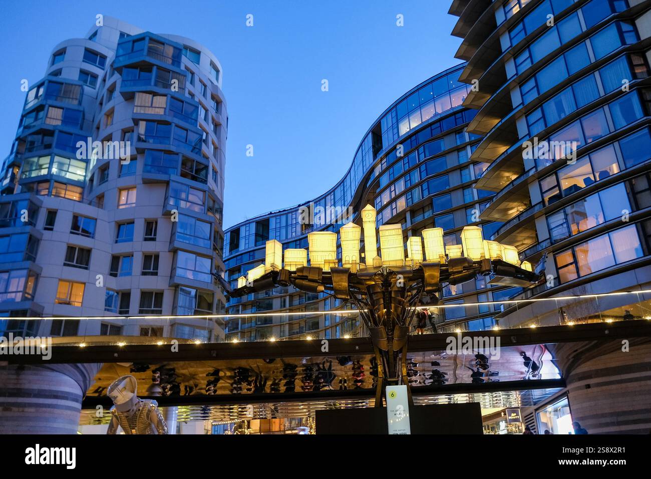 Londres, Royaume-Uni. 23 janvier 2025. Atlas de Jon Voss avec les appartements Prospect place de Frank Gehry vus en arrière-plan. Le Festival de lumière interactif de Battersea Power Station présente huit œuvres extérieures et intérieures du 23 janvier au 23 février, avec tous les exposants faisant leurs débuts au Royaume-Uni ou à Londres. Crédit : onzième heure photographie/Alamy Live News Banque D'Images
