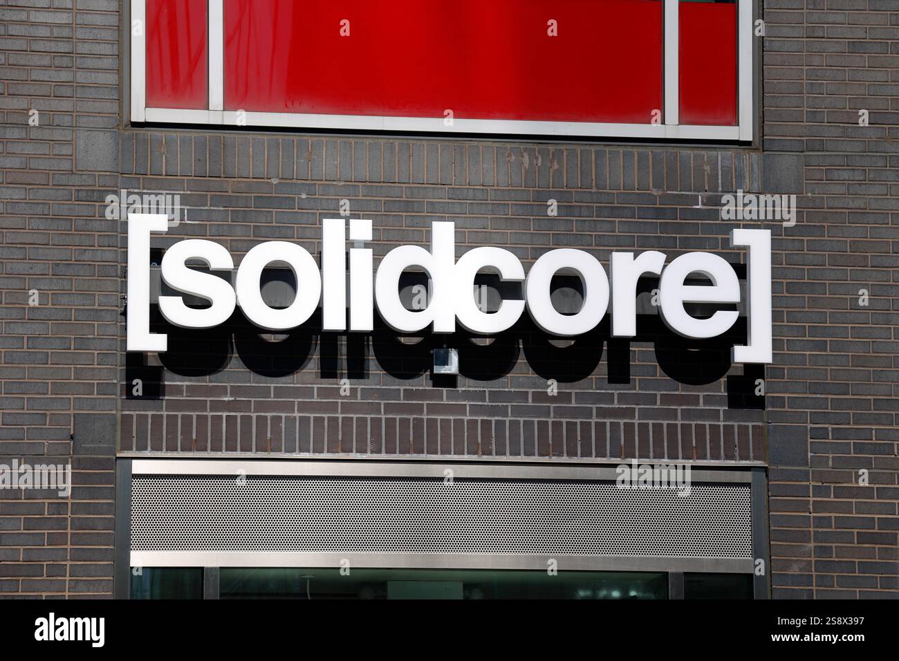 Signalétique pour Solidcore, une marque de gymnases spécialisée dans la musculation basée sur la résistance de style pilates à New York Banque D'Images