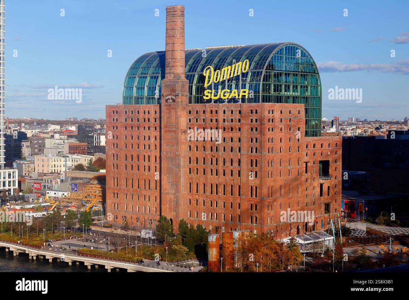 Immeuble de bureaux à usage mixte de la raffinerie de sucre Domino rénové et réaffecté sur le front de mer de Wiliamsburg Brooklyn, New York. Banque D'Images