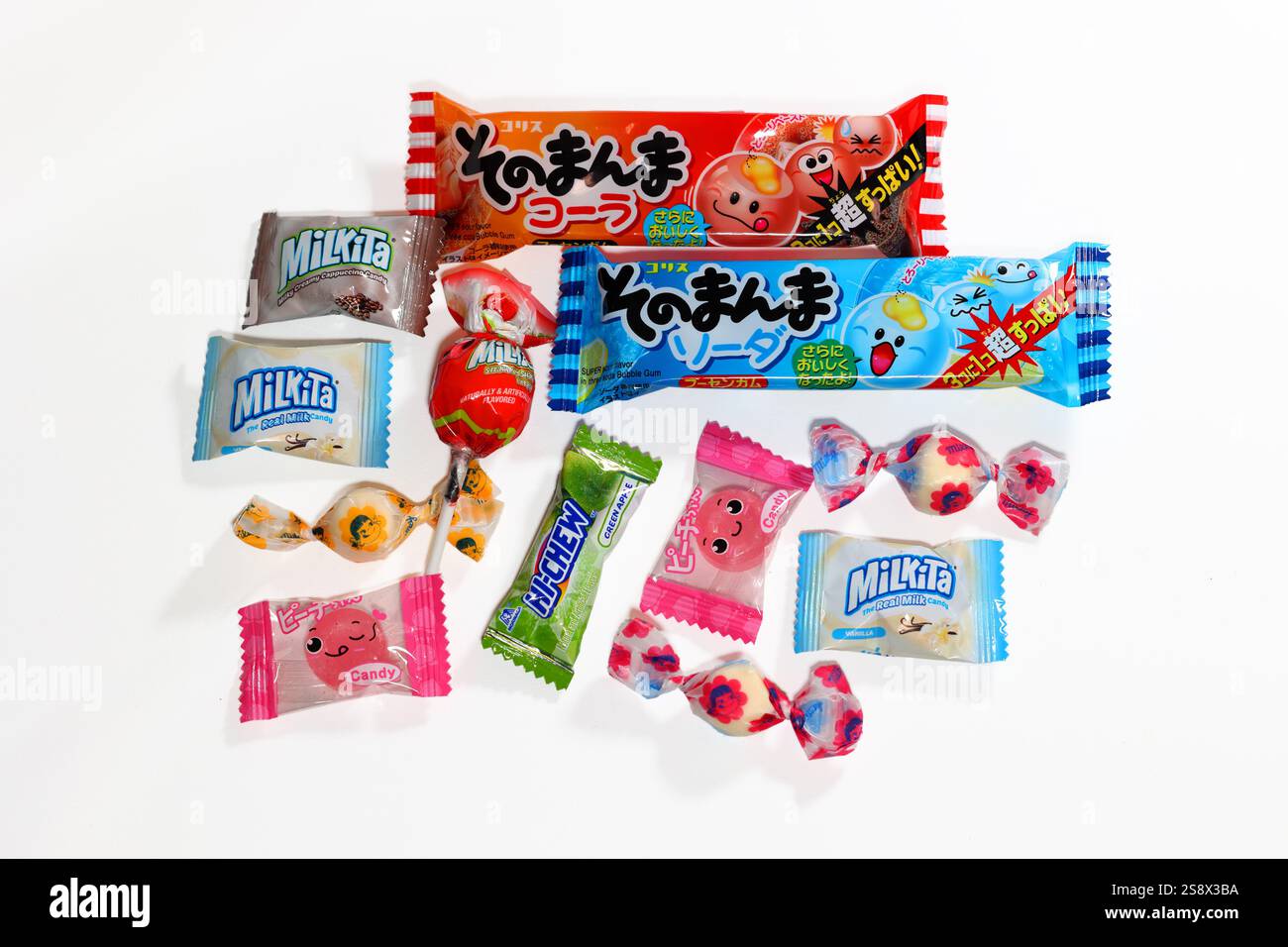 Une sélection de bonbons japonais, Milkita, Hi Chew, bonbons au lait, gomme soda そのまんま isolé sur fond blanc. image découpée pour éditorial et illustrat Banque D'Images