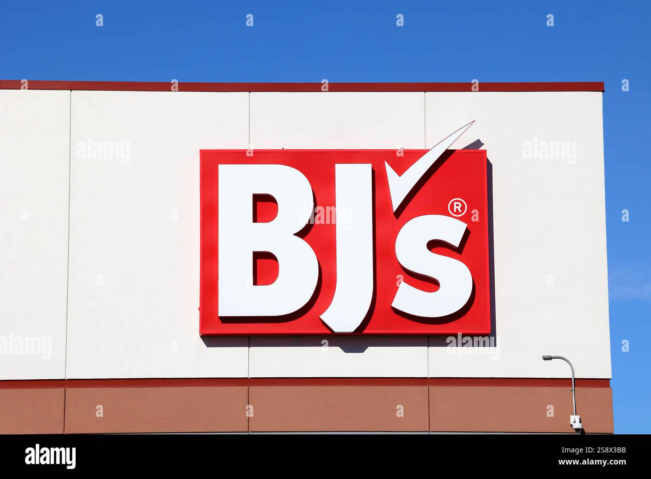 Signalétique pour un BJ's Wholesale Club, une chaîne d'entrepôts de supermarchés américains membres Banque D'Images