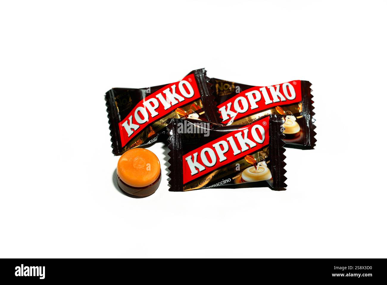 Bonbons au café Kopiko Cappuccino isolés sur fond blanc. image découpée pour usage éditorial et illustration. Banque D'Images