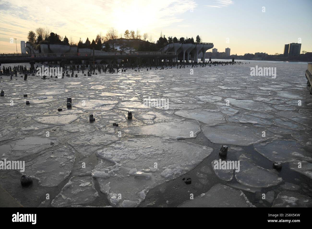 New York, États-Unis. 23 janvier 2025. Des morceaux de glace entourent le parc municipal de Little Island, alors que la rivière Hudson gèle après une semaine de températures glaciales, New York, NY, 23 janvier 2025. New York City a été plongé dans un modèle de températures inférieures à zéro depuis plusieurs jours, gelant des parties de l'Hudson River près de la rive de Manhattan. (Photo par Anthony Behar/Sipa USA) crédit : Sipa USA/Alamy Live News Banque D'Images