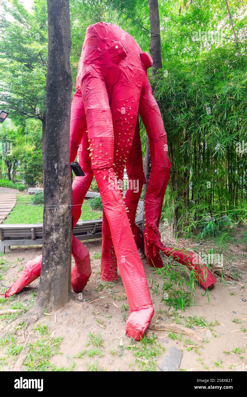 Forme d'art semblable à la pieuvre en utilisant des matériaux recyclés par l'artiste philippin Leeroy New au Mind Museum Botanical Garden à Taguig City, Philippines Banque D'Images Forme d'art semblable à la pieuvre en utilisant des matériaux recyclés par l'artiste philippin Leeroy New au Mind Museum Botanical Garden à Taguig City, Philippines Banque D'Images