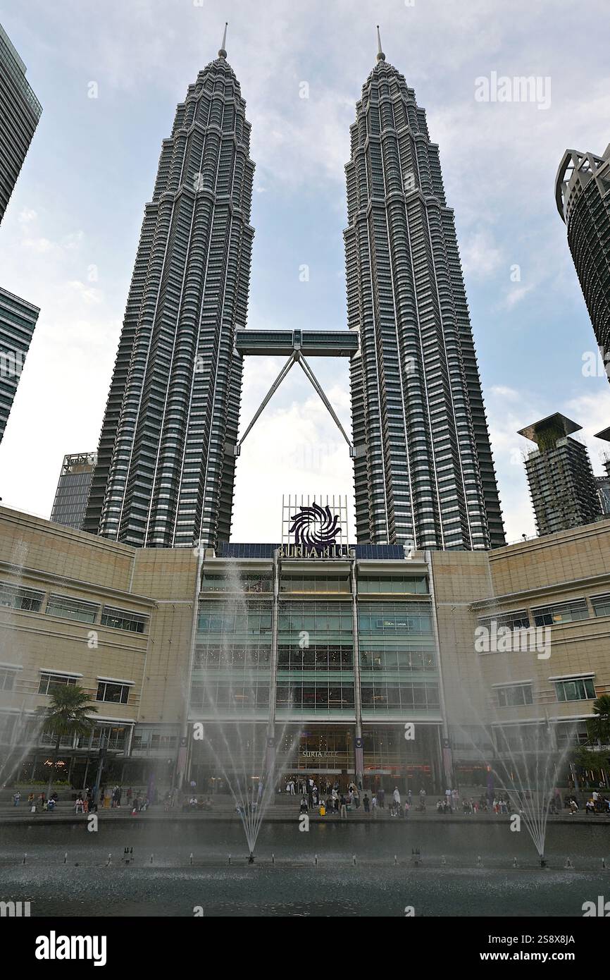 Le centre commercial Suria KLCC est une destination touristique populaire à Kuala Lumpur, vu ici avec les tours Petronas en arrière-plan Banque D'Images