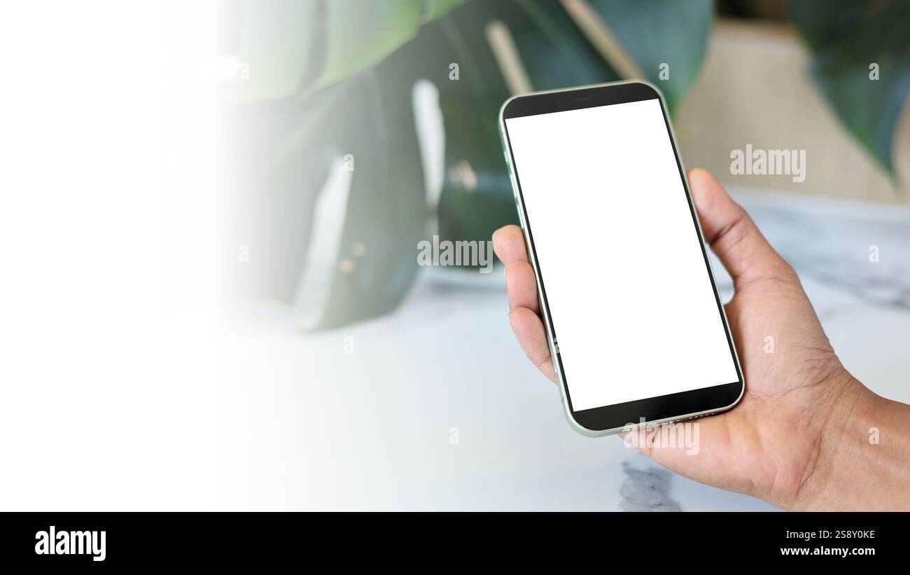 Smartphone d'écran d'image maquette, téléphone portable avec un espace vide pour le texte, main femme travail à l'aide d'un smartphone, fond blanc pour la publicité, Marketing, D. Banque D'Images