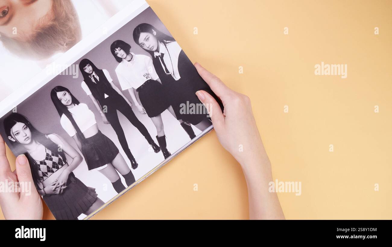 Mains tenant NewJeans album album photo sur jaune. Lecteur de CD de musique. Girl Group sud-coréen NewJeans. Espace pour le texte. Gatineau, QC Canada - 16 mars 20 Banque D'Images