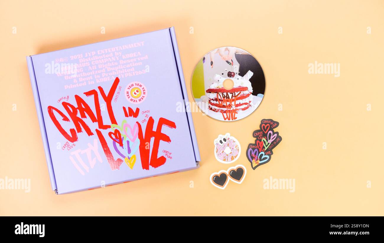 Groupe K-pop Itzy CRAZY DANS L'AMOUR 1st Album sur fond jaune. CD de musique en édition spéciale. Groupe de filles sud-coréennes Itzy. Espace pour le texte. Gatineau, QC, vers Banque D'Images