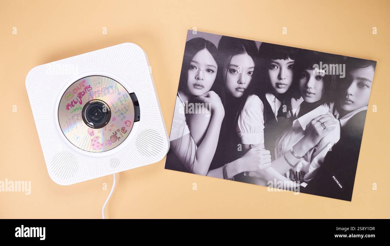 Livre photo album du groupe K-POP NewJeans sur jaune. Lecteur de CD de musique. Girl Group sud-coréen NewJeans. Espace pour le texte. Gatineau, QC Canada - 16 mars 2024 Banque D'Images