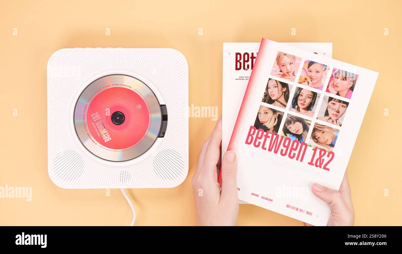 Deux fois entre 1 et 2 mini Album Box est réglé sur jaune. Disque de musique rouge dans un lecteur de cd blanc. Groupe de filles sud-coréennes deux fois. Espace pour le texte. Gatineau, QC CAN Banque D'Images