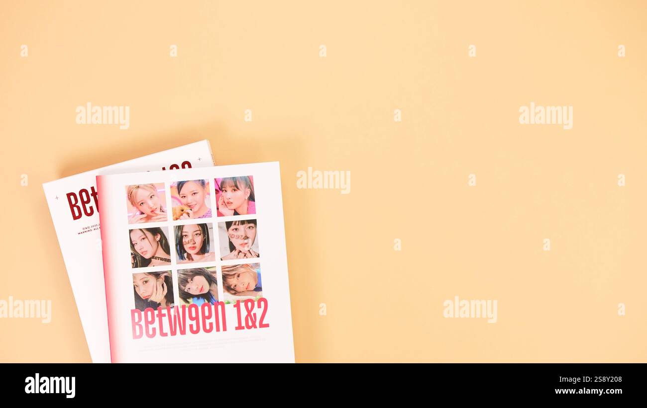 Deux fois entre 1 et 2 mini Album Box est réglé sur jaune. Disque de musique rouge dans un lecteur de cd blanc. Groupe de filles sud-coréennes deux fois. Espace pour le texte. Gatineau, QC CAN Banque D'Images