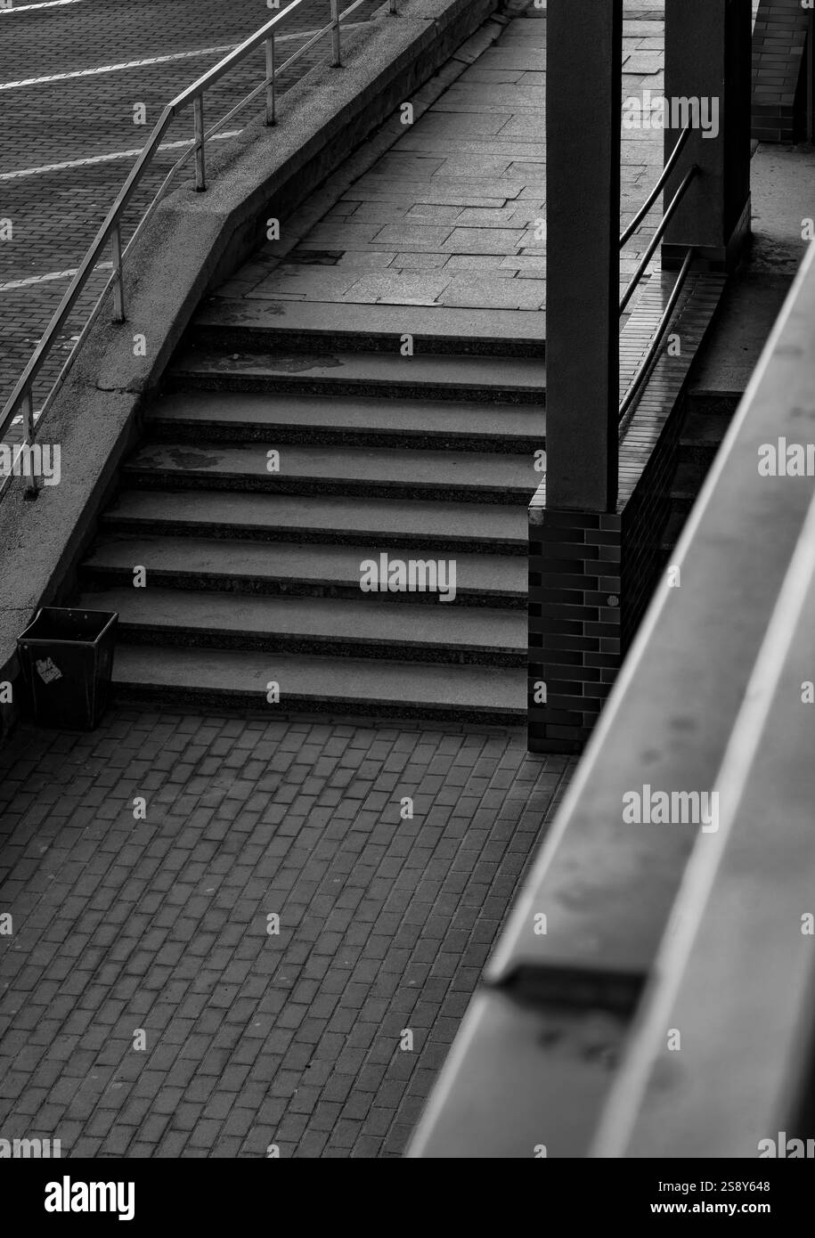 Le développement de logements urbains montre un contraste frappant entre richesse et pauvreté dans la ville Banque D'Images