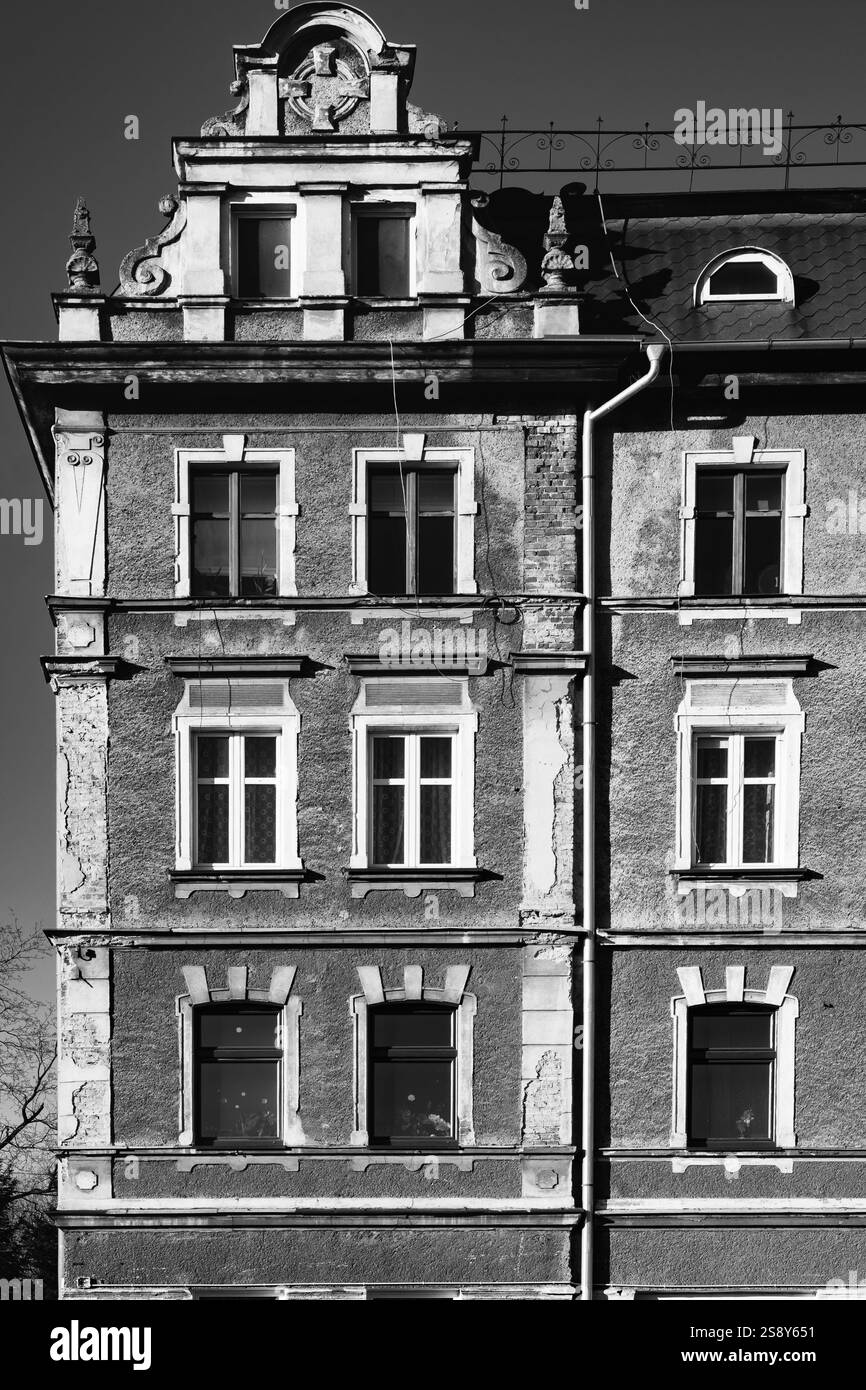 La décadence urbaine illustrée dans un immeuble résidentiel délabré avec des signes de pauvreté et de négligence Banque D'Images