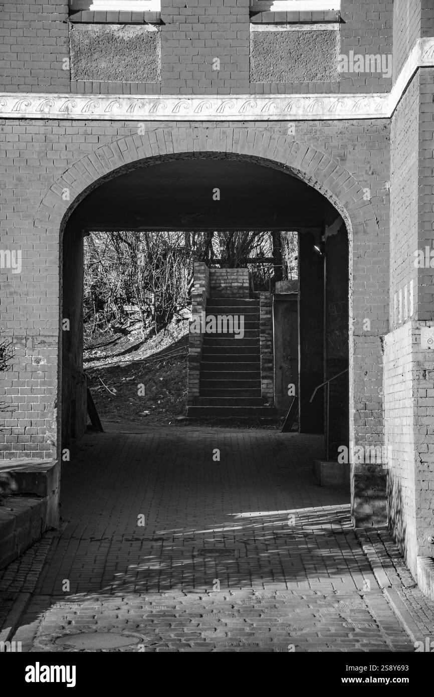 Explorer des espaces urbains abandonnés mettant en lumière les luttes en matière de logement et d’itinérance Banque D'Images