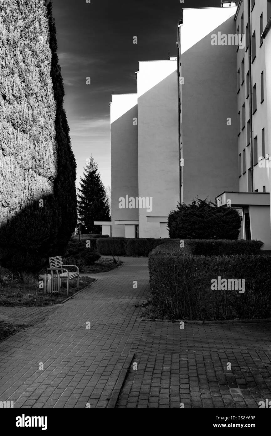 Le développement urbain met en évidence le contraste entre richesse et pauvreté dans le paysage du logement moderne Banque D'Images