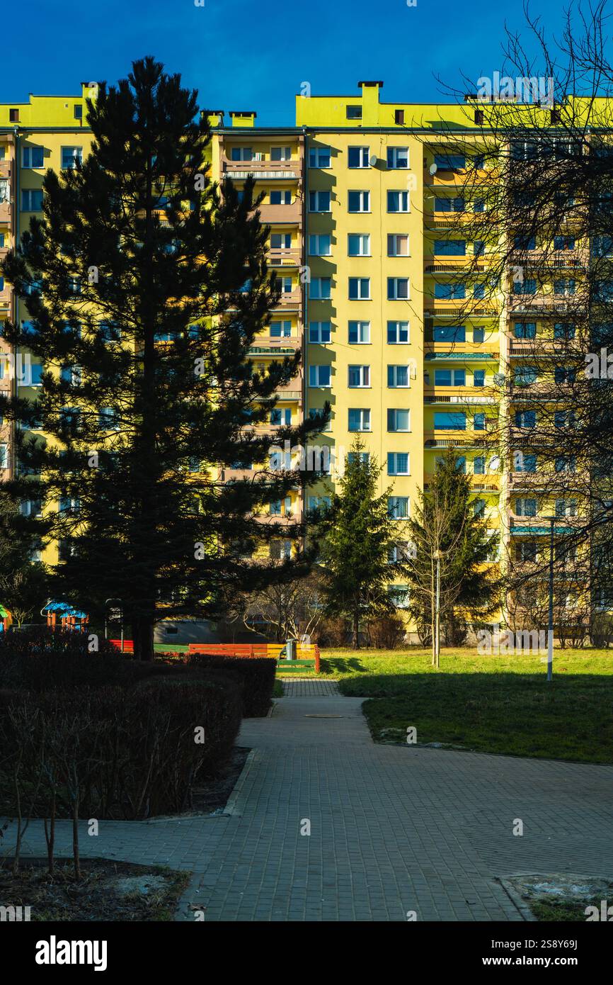 Le développement urbain met en valeur des vies contrastées dans un quartier résidentiel contemporain Banque D'Images