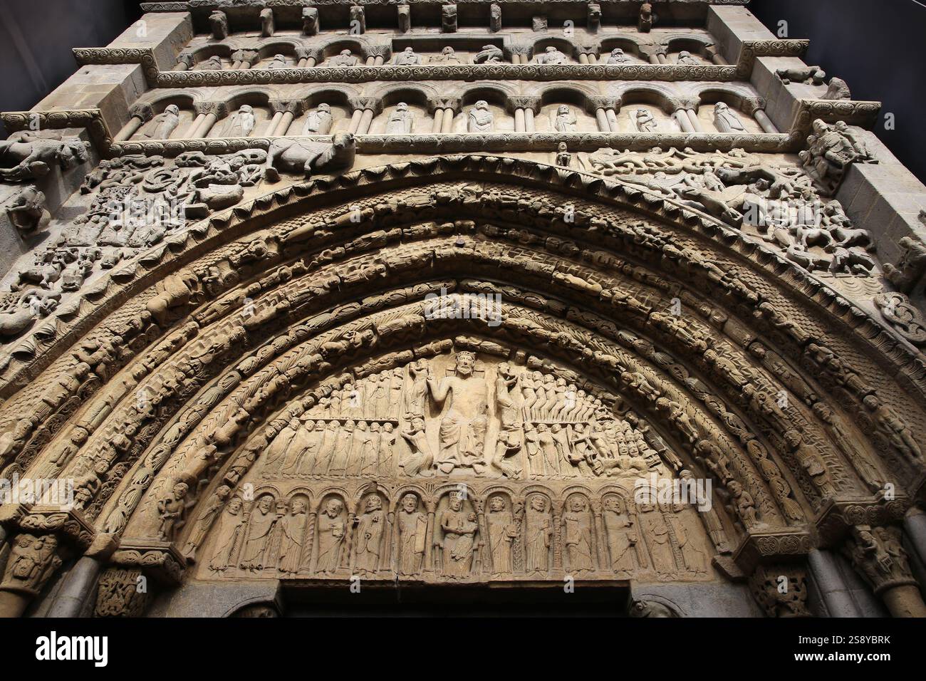 Espagne. Navarre. Sangüesa. Église Santa Maria la Real. Passerelle. Dernier jugement (tympan). Banque D'Images