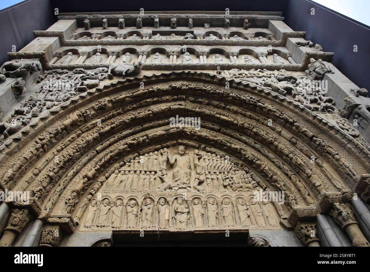 Espagne. Navarre. Sangüesa. Église Santa Maria la Real. Passerelle. Dernier jugement (tympan). Banque D'Images