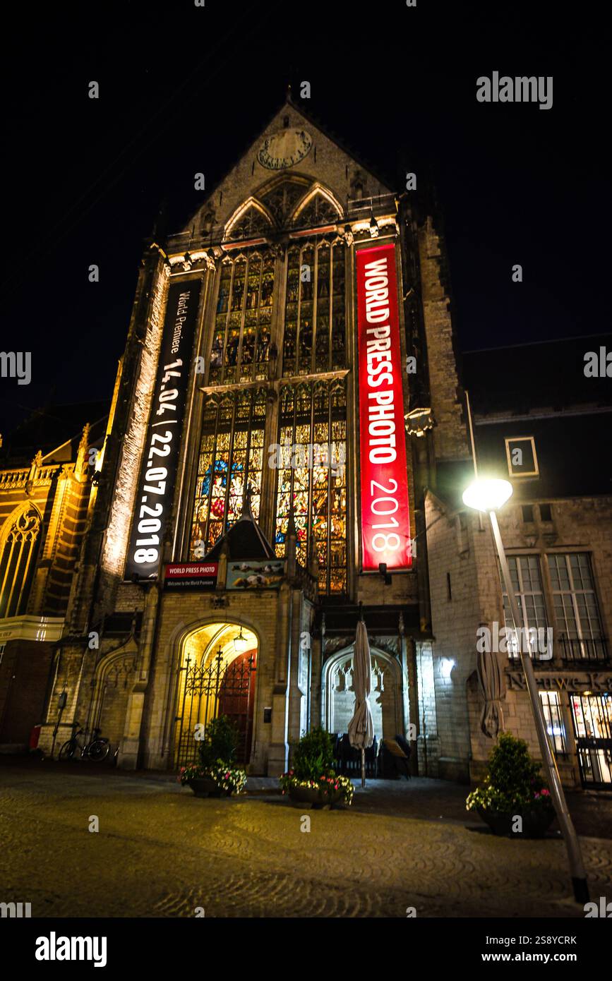 Vue nocturne de Nieuwe Kerk accueillant World Press photo 2018 sur la place du Dam - Amsterdam, pays-Bas Banque D'Images