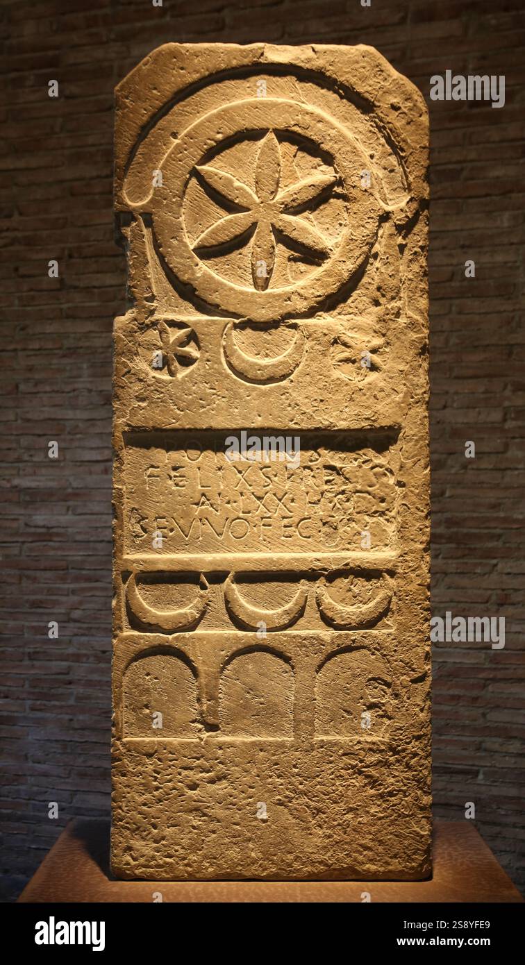 Stèle funéraire de Porcius Felix, 70 ans, ville de Cara. Période romaine. iie siècle. Musée Navarre. Pampelune. Espagne. Banque D'Images