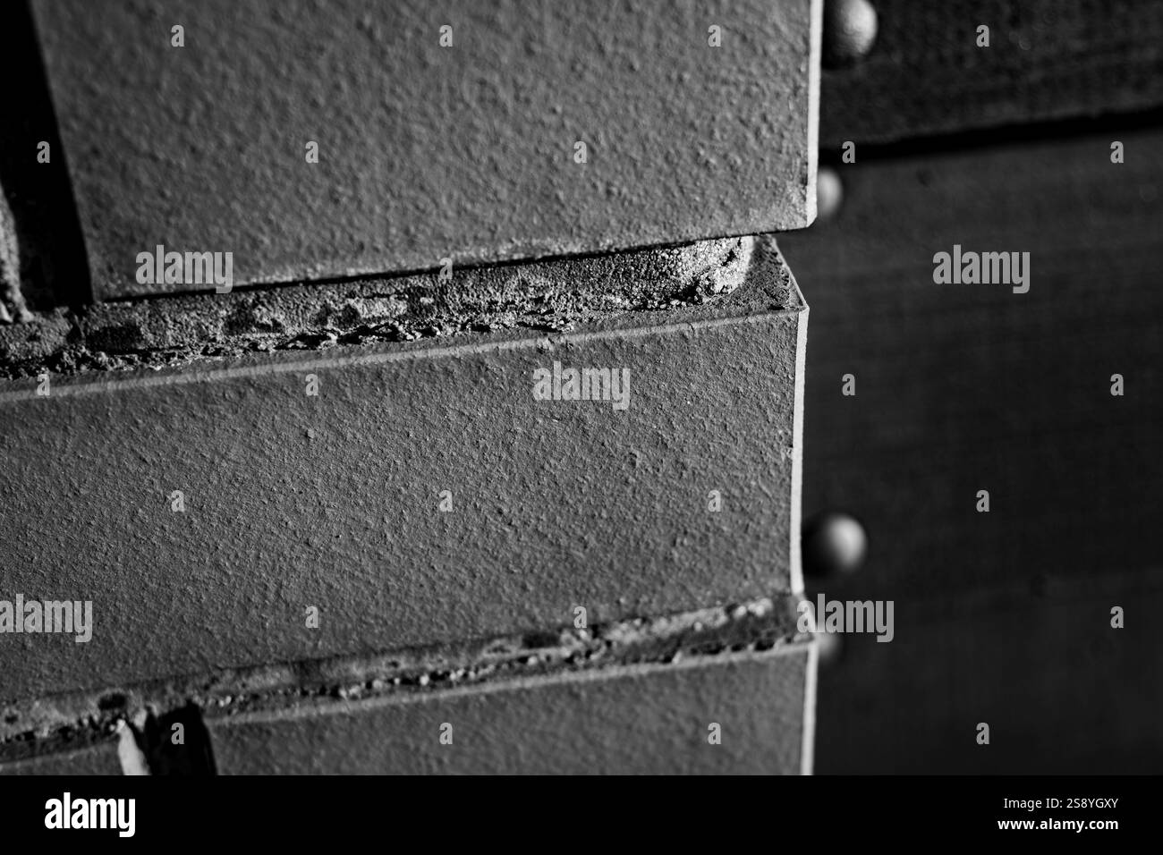 Vue rapprochée de blocs de béton texturés montrant les détails et les imperfections de surface en monochrome Banque D'Images