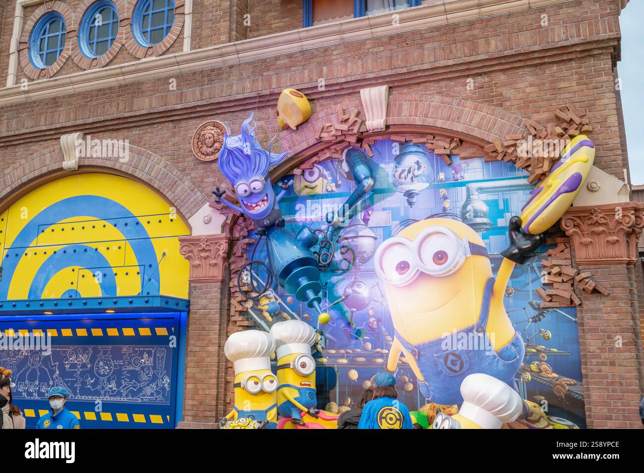 Osaka, Japon - 9 janvier 2024 : mur de style Minion à Universal Studios JAPAN est un parc à thème à Osaka. Banque D'Images
