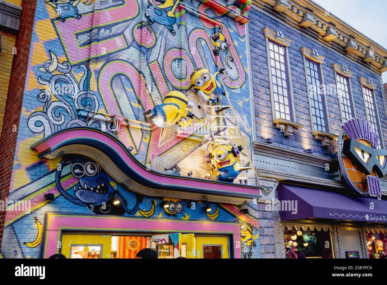 Osaka, Japon - 9 janvier 2024 : mur de style Minion à Universal Studios JAPAN est un parc à thème à Osaka. Banque D'Images