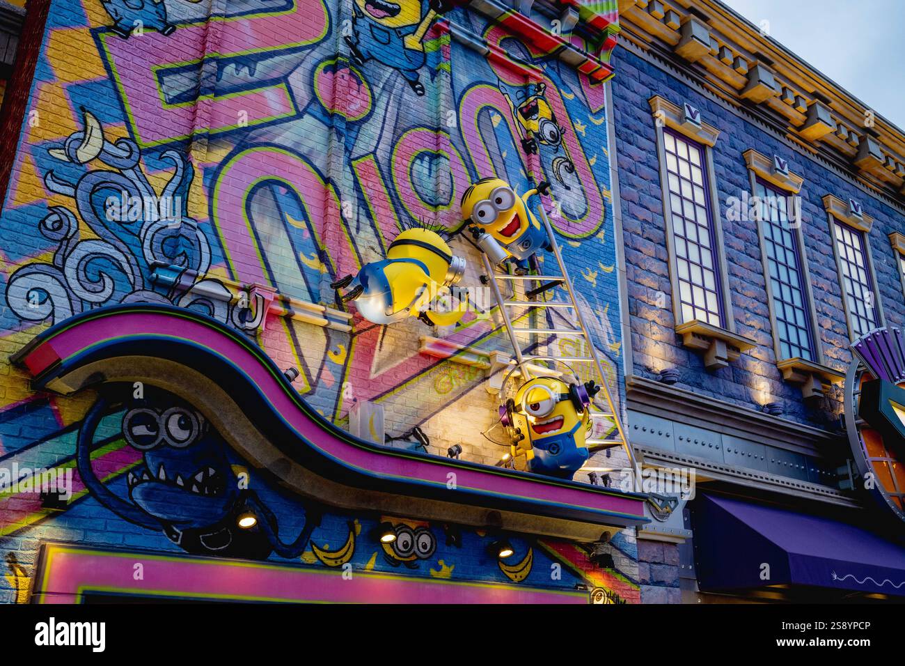 Osaka, Japon - 9 janvier 2024 : mur de style Minion à Universal Studios JAPAN est un parc à thème à Osaka. Banque D'Images