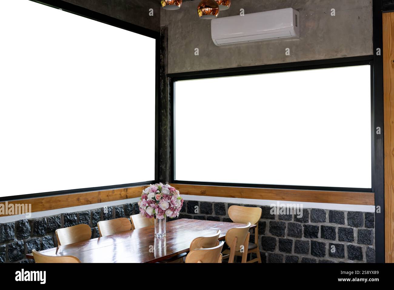 Cafétéria moderne, café vide. Modèle de panneau d'affichage vierge. Étiquette et écriteau vierges apposés sur la vitre. panneaux d'affichage mockup et variou Banque D'Images