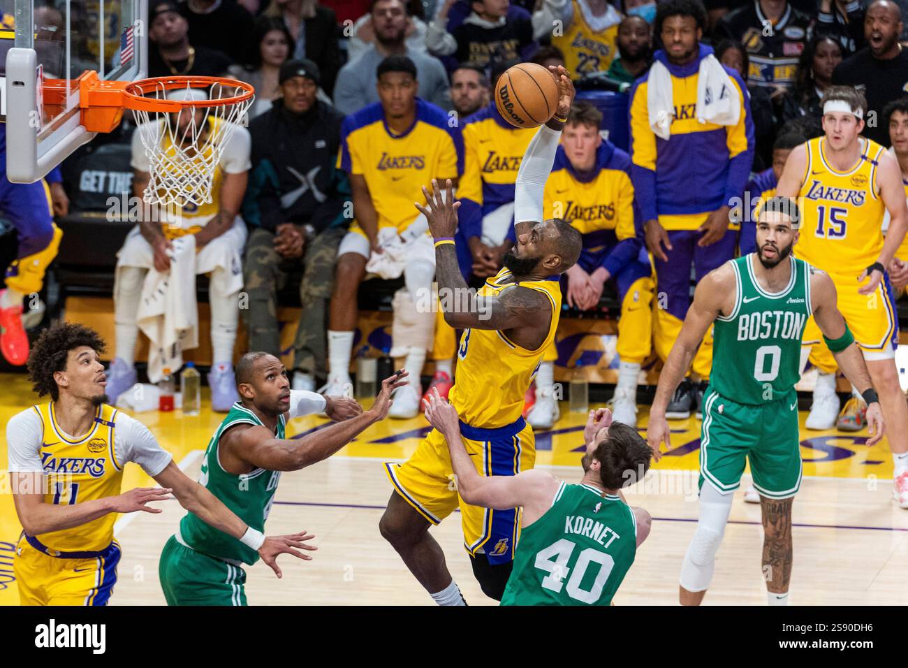 LeBron James (C) des Los Angeles Lakers monte dans le panier contre les Celtics de Boston lors d'un match de basket-ball NBA au Crypto.com Arena. Score final ; Lakers 117:96 Celtics Banque D'Images