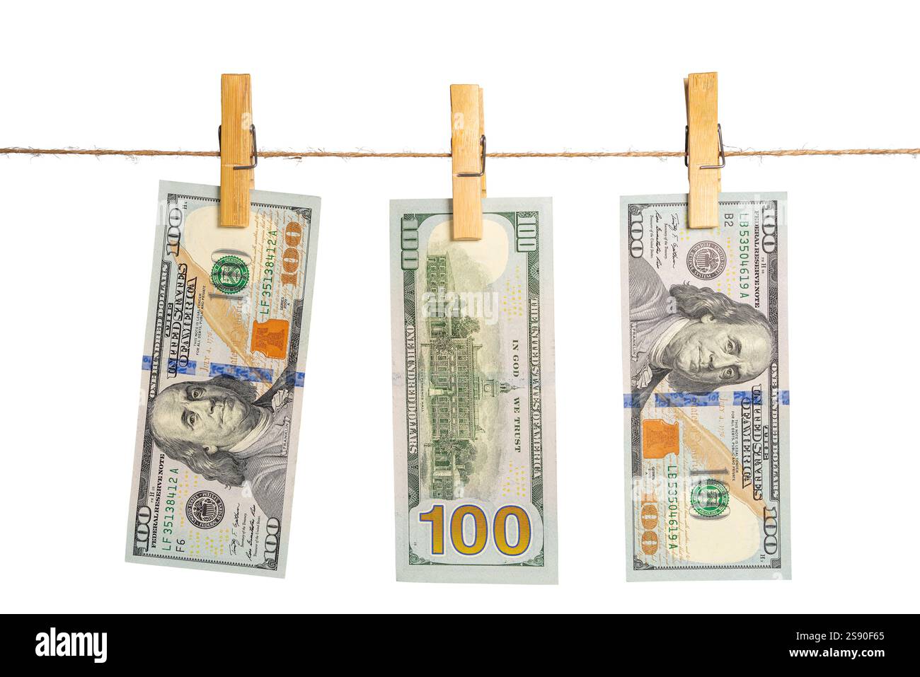 Trois cents billets de dollars pendent d'une ficelle à l'aide de pinces en bois, mettant en valeur leurs dessins et couleurs distincts sur un fond blanc. Banque D'Images