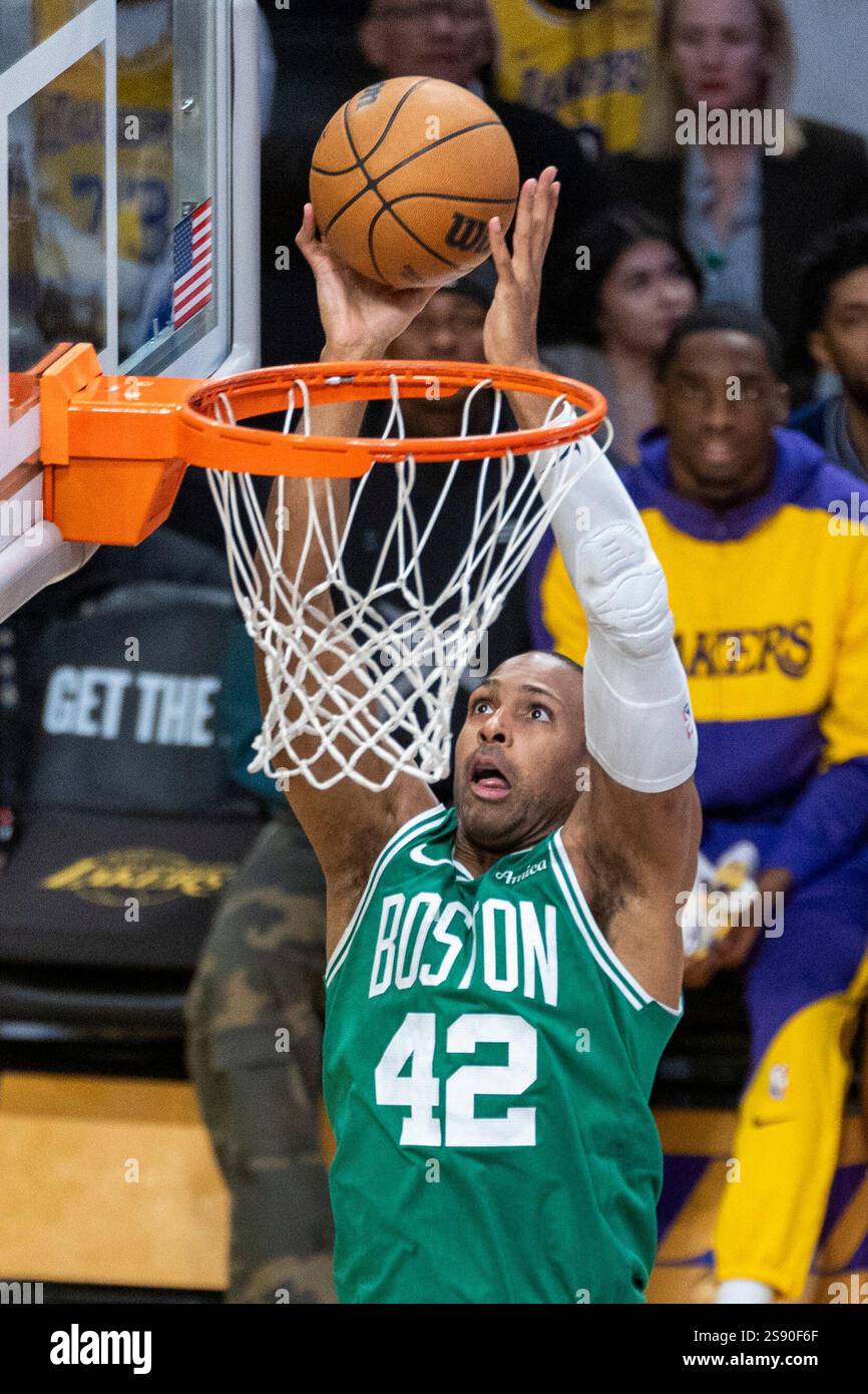 Al Horford #42 dunks des Boston Celtics contre les Lakers de Los Angeles lors d'un match de basket-ball NBA au Crypto.com Arena. Score final ; Lakers 117:96 Celtics (photo par Ringo Chiu / SOPA images/SIPA USA) Banque D'Images