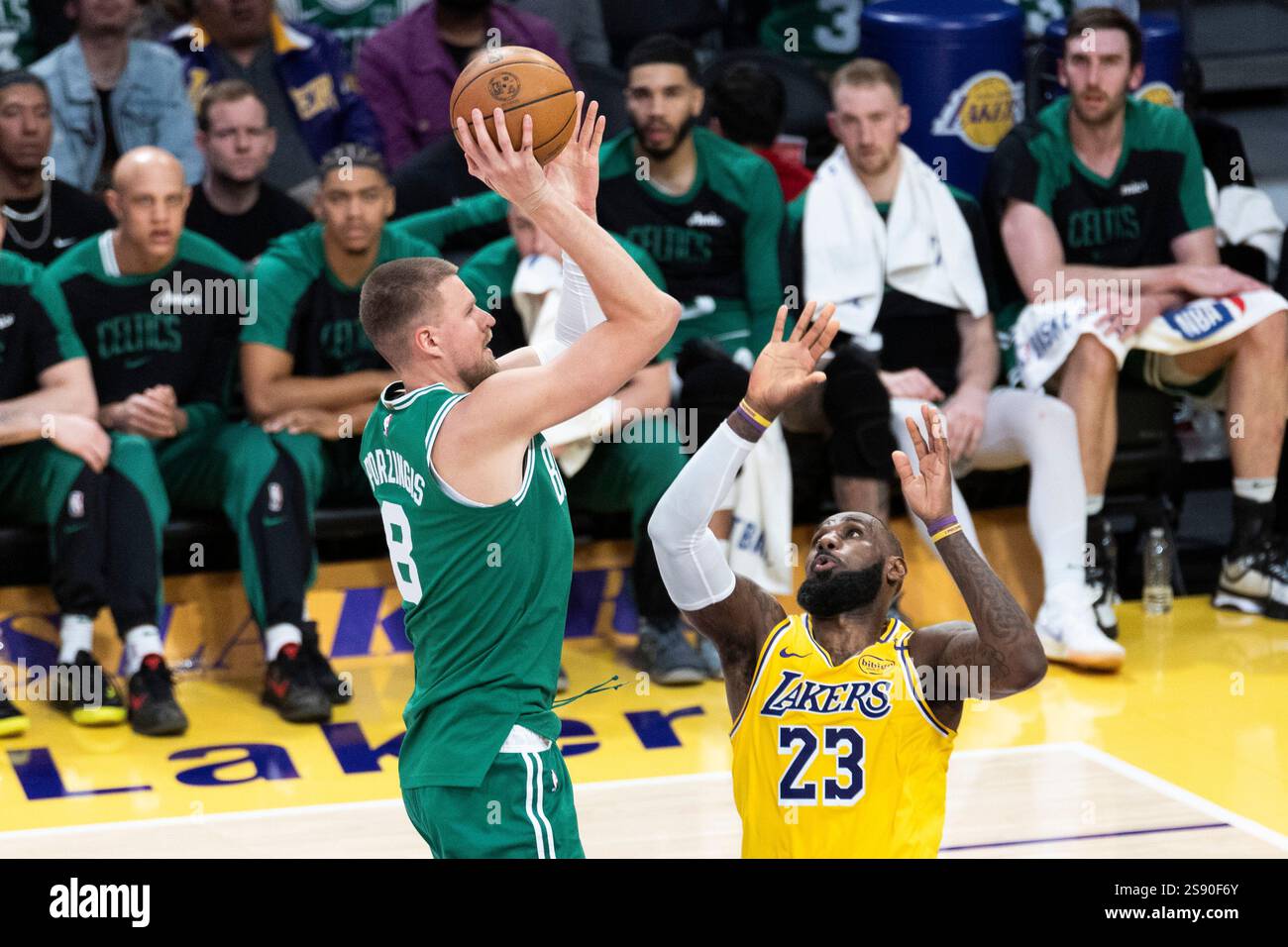 Kristaps Porzingis des Celtics de Boston affronte LeBron James #23 des Los Angeles Lakers lors d'un match de basket-ball NBA au Crypto.com Arena. Score final ; Lakers 117:96 Celtics (photo par Ringo Chiu / SOPA images/SIPA USA) Banque D'Images